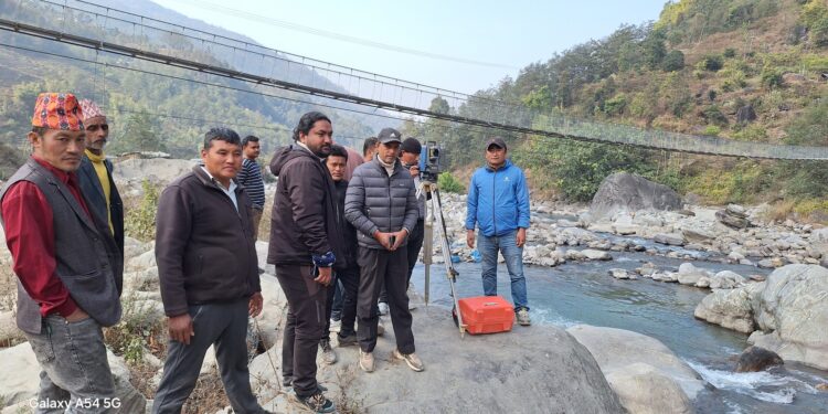 बाक्सिला दिप्सुङ सडक खण्ड अन्तर्गत रावाखोलाको भतरेमा ७० मिटर लामो मोटरेवलपुल बन्दै