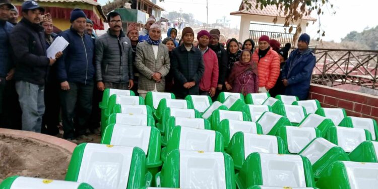 सिद्धिचरणले ग¥यो निशंखे बजारमा डस्टबिन वितरण 