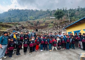 हिमालयन ताराले वितरण गर्याे   ३ सय विद्यार्थीलाई स्टेशनरीका सामाग्री