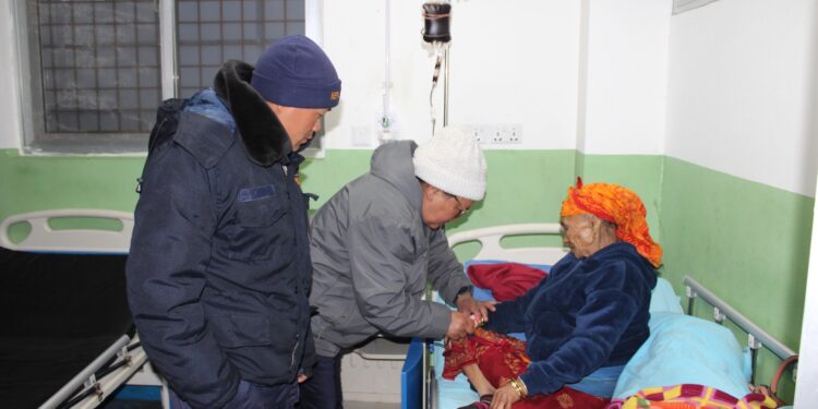 सोलुमा प्रहरीको रगतले जोगियो एक बृद्धाको ज्यान