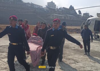 वृद्धालाई उपचारमा पठाउनका लागी प्रहरीले उचाल्यो स्ट्रेचर 