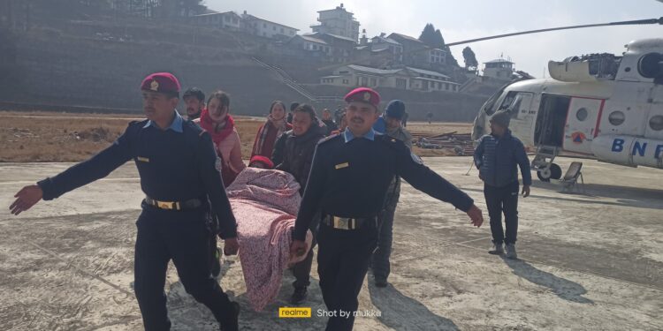 वृद्धालाई उपचारमा पठाउनका लागी प्रहरीले उचाल्यो स्ट्रेचर 