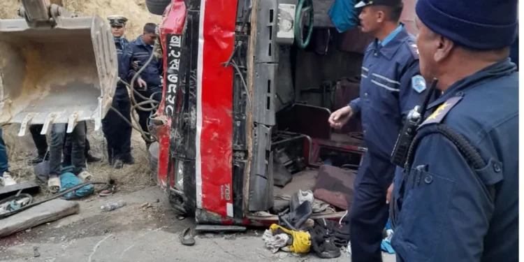 स्कुल बस दुर्घटना हुँदा ३ जनाको मृत्यु, ४० जना घाइते