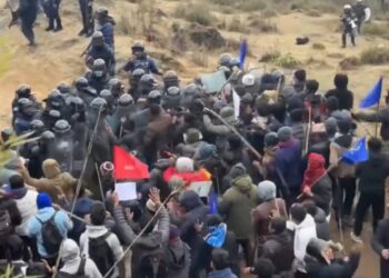 ताप्लेजुङमा झडप : यातायात बन्द, प्रहरीले चलायो अश्रुग्यास