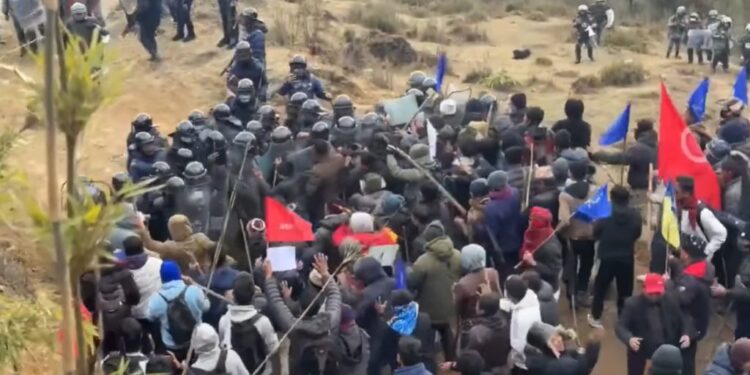 ताप्लेजुङमा झडप : यातायात बन्द, प्रहरीले चलायो अश्रुग्यास