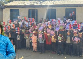 आफ्नो जन्मदिनमा अध्यक्ष कार्कीको सहयोग, विद्यार्थीलाई कापी कलम 