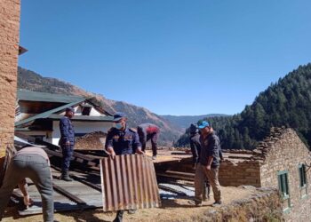  सोलुखुम्बुका २ घर हावाहुरीले उडायो, परिवारकाे बिचल्नी 