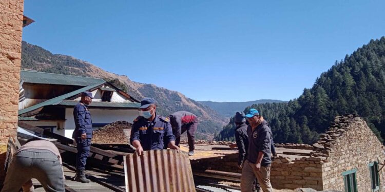  सोलुखुम्बुका २ घर हावाहुरीले उडायो, परिवारकाे बिचल्नी 