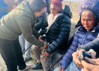 उदयपुरको ताप्लीमा ज्येष्ठ नागरिकलाई न्यानो कपडा वितरण