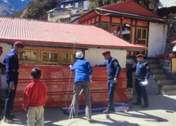  खुम्बु स्थित थामे गुम्बकाे छानो हावाले उडायो, टिनका पाता छरप्रस्ट 