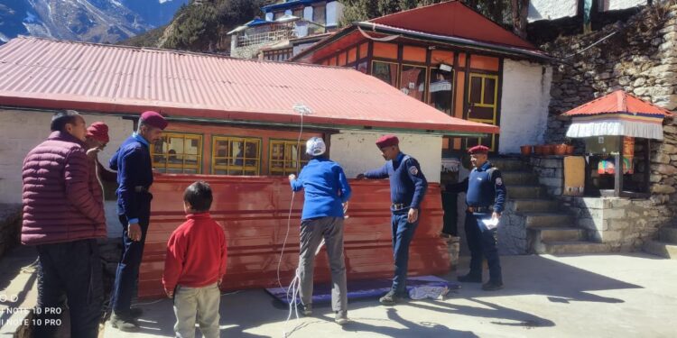  खुम्बु स्थित थामे गुम्बकाे छानो हावाले उडायो, टिनका पाता छरप्रस्ट 