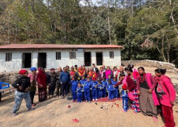 कांग्रेस नेता तथा समाजसेवी कार्कीद्धारा विद्यार्थीलाई ट्रयाक सुट वितरण