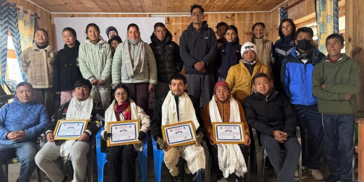 माध्यमिक शिक्षा सम्म छोराछोरी पढाउने अभिभावकलाई अध्यक्ष शेर्पाले गरे सम्मान