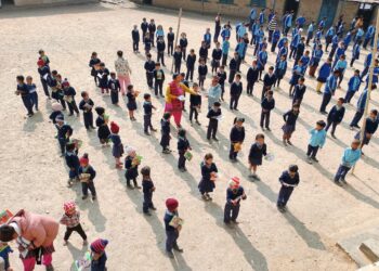 छोराको जन्मदिनमा शैक्षिक सामाग्री वितरण