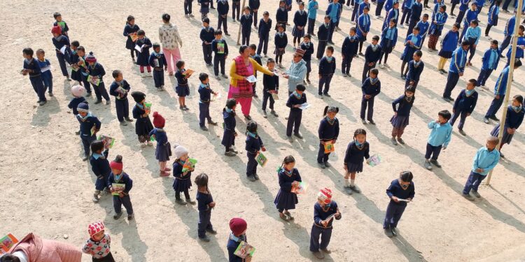 छोराको जन्मदिनमा शैक्षिक सामाग्री वितरण