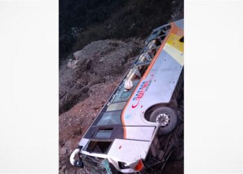 नेपालगञ्जबाट काठमाण्डौका लागि छुटेको बस चितवनमा पल्टिँदा २३ जना घाइते