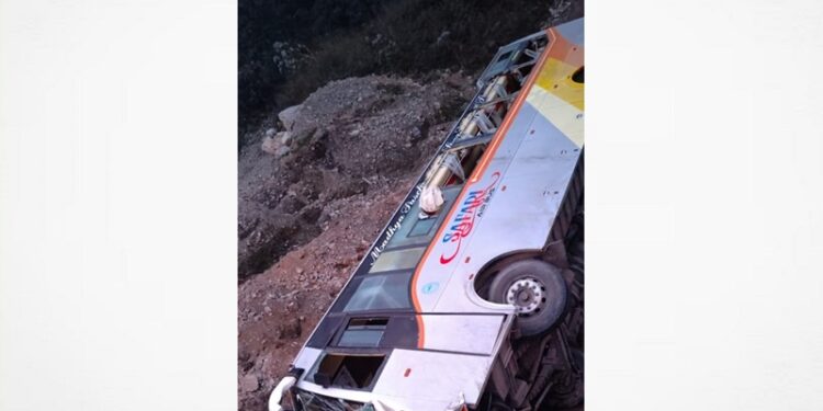 नेपालगञ्जबाट काठमाण्डौका लागि छुटेको बस चितवनमा पल्टिँदा २३ जना घाइते