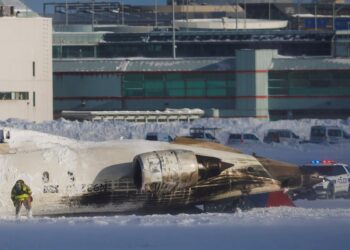 क्यानडामा ८० जना सवार विमान पल्टियो