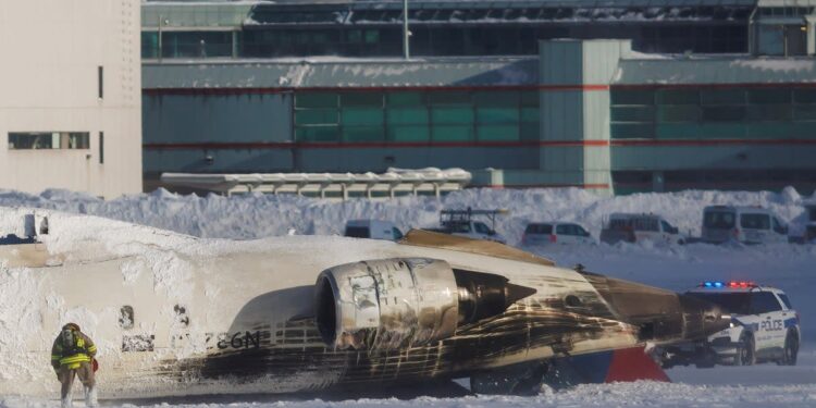 क्यानडामा ८० जना सवार विमान पल्टियो