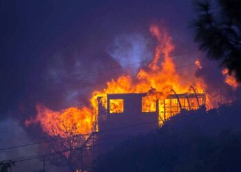 हलेसी बजारमा आगलागी, आगो निभाउने प्रयास