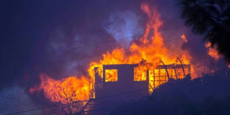 हलेसी बजारमा आगलागी, आगो निभाउने प्रयास