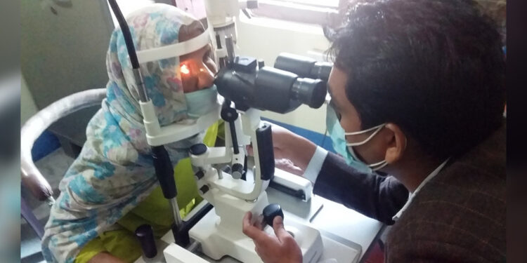 हलेसीमा आँखा शिविर, पहिलो दिन २८ जनाको उपचार