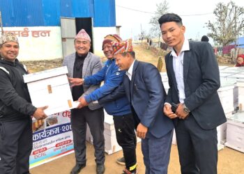 केपिलासगढीका २५ किसानलाई मौरीको घार वितरण 