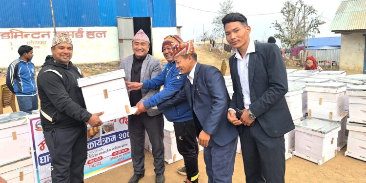 केपिलासगढीका २५ किसानलाई मौरीको घार वितरण 