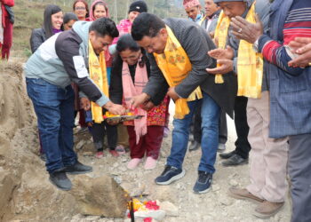 तिङ्लाबाट नेचा जोड्ने सडक कालोपत्रे गरिँदै, मेयर शेर्पा र वडाअध्यक्ष कार्कीद्धारा शिलान्यास