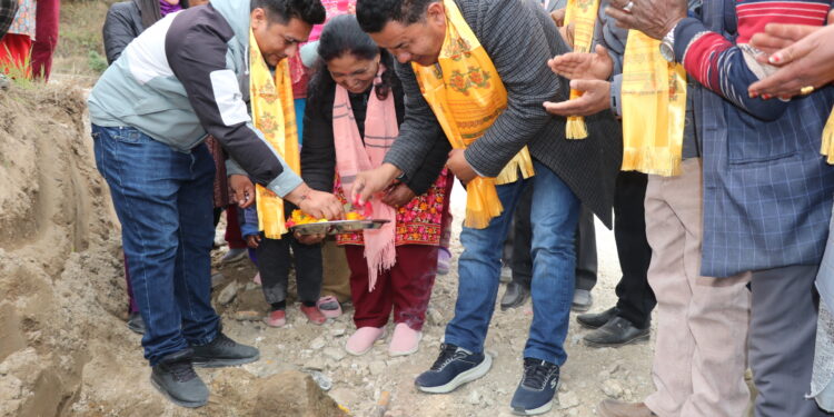 तिङ्लाबाट नेचा जोड्ने सडक कालोपत्रे गरिँदै, मेयर शेर्पा र वडाअध्यक्ष कार्कीद्धारा शिलान्यास