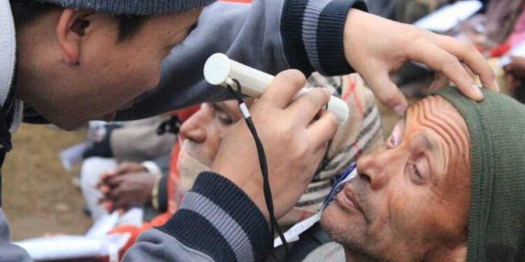 सोताङमा दुई सय बढीको आँखा परीक्षण गर्दा १९ जनामा मोतिबिन्दु