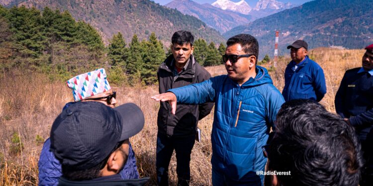 फाप्लु विमानस्थलमा ‘रिफ्युलिङ सेन्टर’ स्थापनाका लागि मेयरसहितको प्राविधिक टोली निस्किए स्थलगत निरिक्षणमा