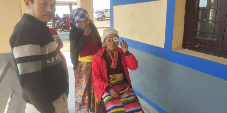 स्वास्थ्य चौकी वाकुबाट ३ जना मोतियाबिन्दुका बिरामी भेटिए