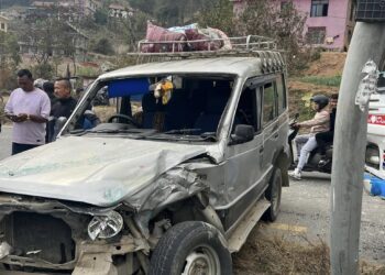 सोलुखुम्बुबाट छुटेको गाडी भकुण्डेबेसीमा क्षतिग्रस्त