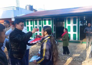 एसईई परीक्षा : अनेरास्ववियु सोलुखुम्बुद्धारा तीन सय विद्यार्थीलाई कलम उपहार