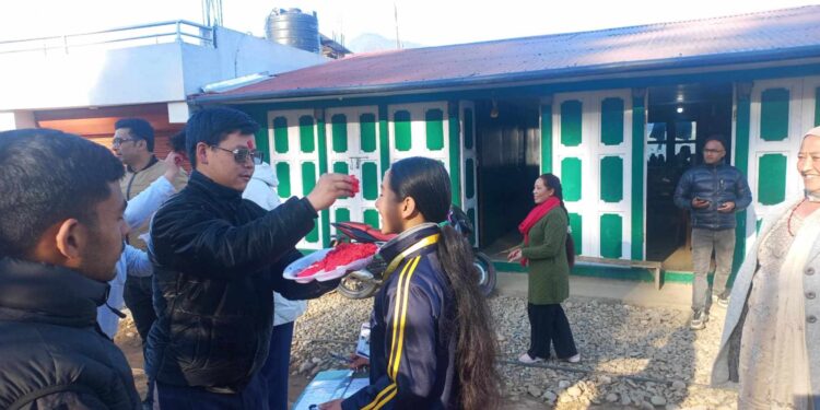 एसईई परीक्षा : अनेरास्ववियु सोलुखुम्बुद्धारा तीन सय विद्यार्थीलाई कलम उपहार