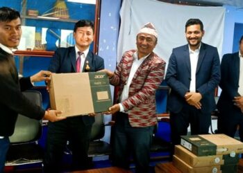  केपिलासका स्वास्थ्य संस्थालाई ल्यापटप वितरण 