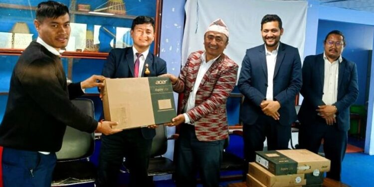  केपिलासका स्वास्थ्य संस्थालाई ल्यापटप वितरण 