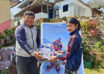 पेल्माङ आधारभूत विद्यालयका १५ जना विद्यार्थीलाई शैक्षिक सामग्री वितरण