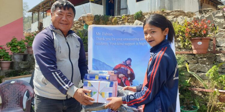 पेल्माङ आधारभूत विद्यालयका १५ जना विद्यार्थीलाई शैक्षिक सामग्री वितरण