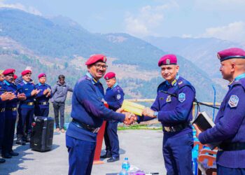 सोलुखुम्बुका डीएसपी घिमिरे सहित ३ जना प्रदेश प्रहरी कार्यालयबाट पुरस्कृत 