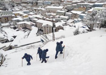 खुम्बुमा भारी हिमपात, नाम्चेमा प्रहरीले ग¥यो हिमाली गस्ति (  हेर्नुस तस्वीरमा)