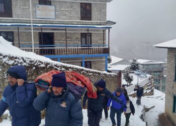  नाम्चेमा बिरामी महिलालाई प्रहरीले बोकेर पुर्यायाे अस्पताल 