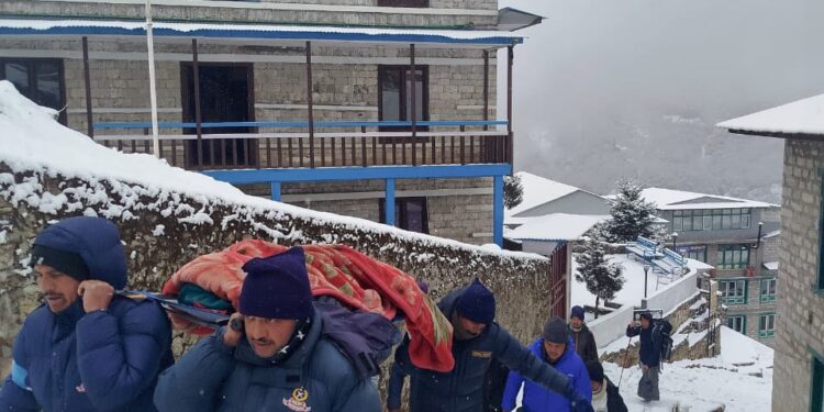  नाम्चेमा बिरामी महिलालाई प्रहरीले बोकेर पुर्यायाे अस्पताल 