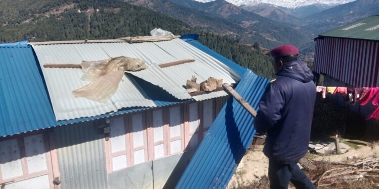 हावाहुरीले उडायो घरको छाना