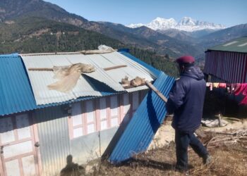 बेलीडाँडाँमा हावाहुरीले घरको छानो उडायो