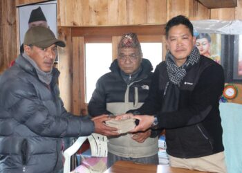 सोलु टाप्टिङ : पहिरोमा पुरिएर मृत्यु भएका परिवारलाई आर्थिक सहयोग