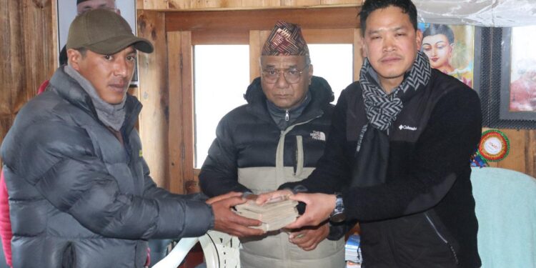 सोलु टाप्टिङ : पहिरोमा पुरिएर मृत्यु भएका परिवारलाई आर्थिक सहयोग