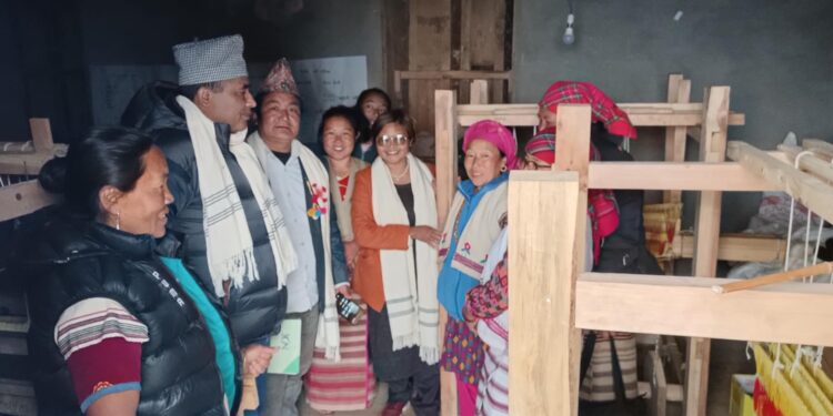 महाकुलुङका १२ जना महिलाले लिए अल्लोको कपडा बुनाई तालिम