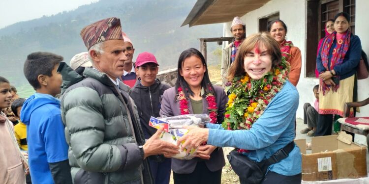 उपाध्यक्ष विना राईको पहलमा ३ विद्यालयलाई शैक्षिक तथा खेलकुद सामाग्री प्रदान